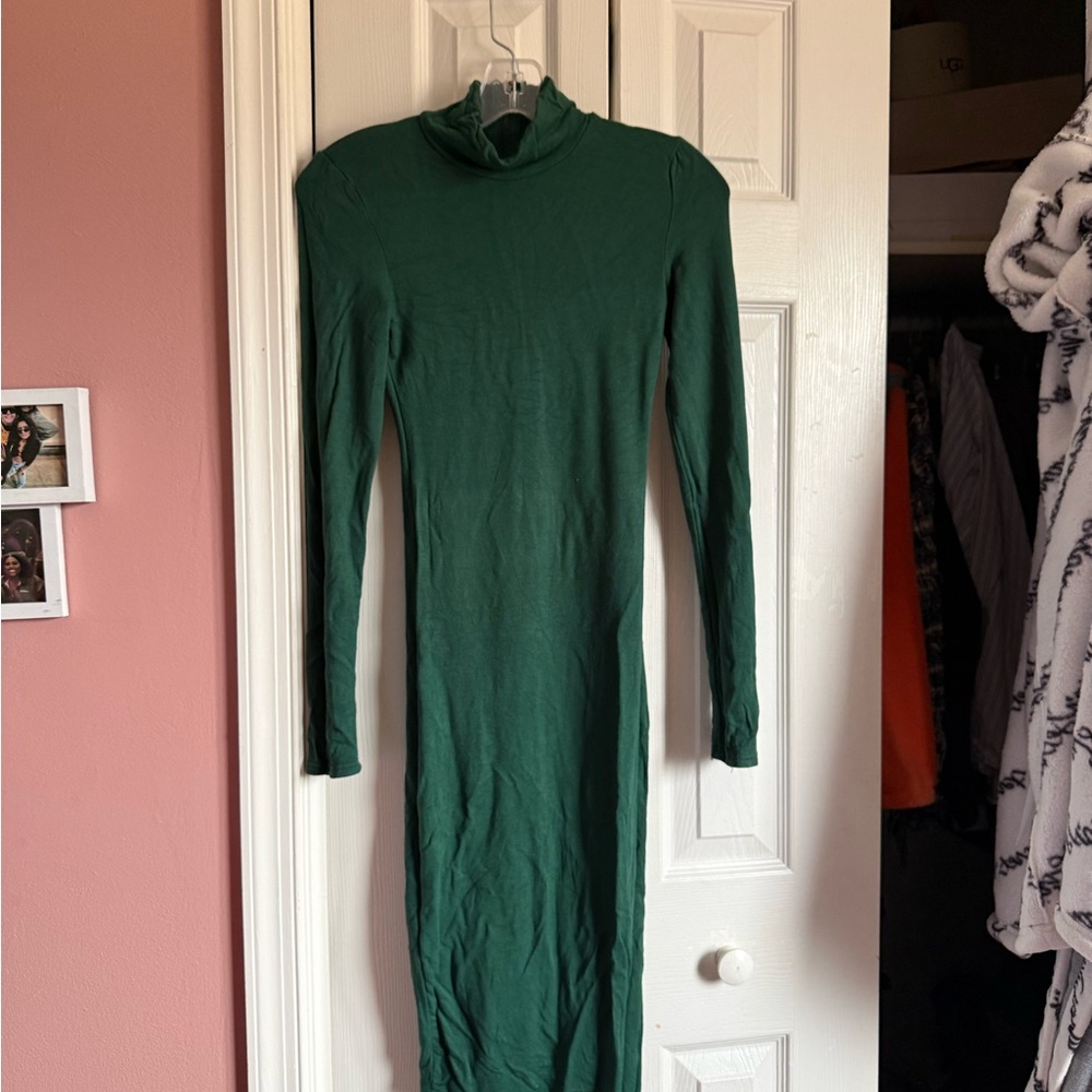 Long-Sleeve bodycon Turtleneck Dress in Dark Green